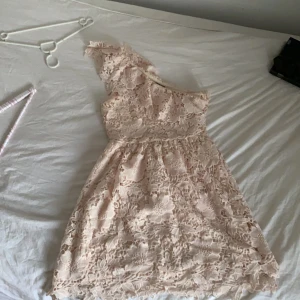 Sommarklänning  - Fin sommarklänning i en peach färg🤩 den är för stror för mig därför har jag den inte på mig då denna fina klänningen inte får rättvisa☀️ Stror i strorleken men är i strorlek s, från veromoda🥰