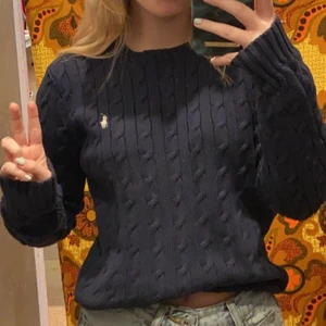 ralph lauren stickad mörkblå tröja - mysig kabelstickad tröja som lätt går att göra trendig med rätt styling, jag är bara inte rätt tjej för denna tröja tyvärr, mörkblå, köpt secondhand men otroligt bra skick, pris och fraktkostnad kan diskuteras