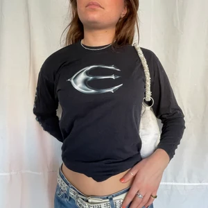 Tröja  - Snygg tröja med coola tryck på armar och framsidan. 