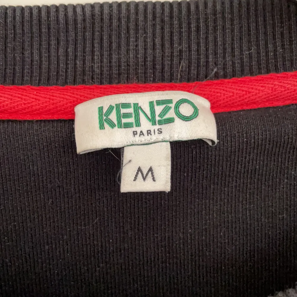 Säljer min kenzo sweatshirt i stl. M. Köptes för 2300kr. Säljes för 1000kr. Pris kan diskuteras vid snabb affär . Hoodies.