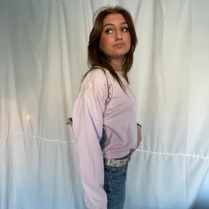 Rosa sweatshirt  - Snygg sweatshirt i ljusrosa färg. Coolt mönster av sömmar. 