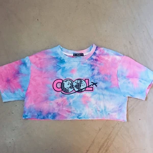 🦋En croppad t-shirt🦋 - 🦋Frakten ingår i priset🦋