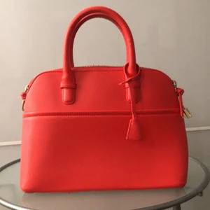 Handväska - Handväska finns axelrem till