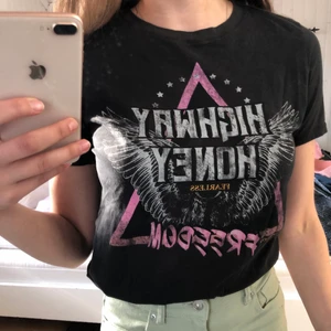 T-shirt - Säljer denna snygga t-shirt från Gina💕 Är i fint skick. Kan mötas upp samt skicka men köparen står för frakten