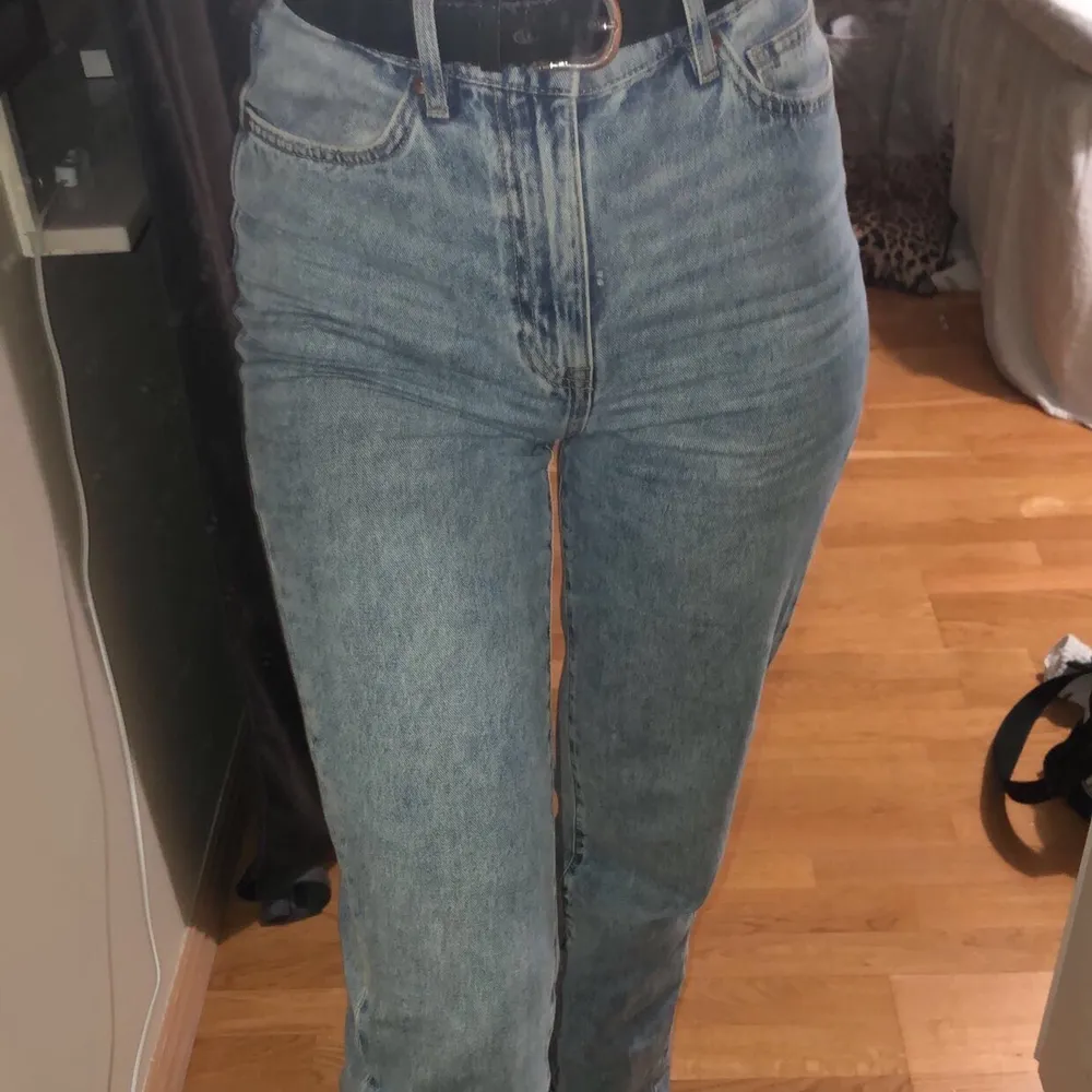 Säljer nu mina favorit jeans i den perfekta ljusblåa färgen, älskar dessa men köpte tyvärr i fel storlek så försöker sälja de så jag kan köpa nya i rätt! Jag är 172 cm lång och sitter perfekt på mig i längden, köpte för 400kr säljer för 300+ frakt, är det fler som är intresserade så gäller högsta bud!. Jeans & Byxor.