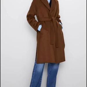 Brun ZARA KAPPA i ull - Kappa från Zara i XS lite oversize i ull som passar S-M Med 