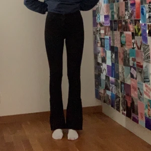 Bootcut jeans strl S - Bootcut jeans från Gina Tricot. Använda ca 5 ggr. Jättefina och stretchiga. Säljer då jag inte använder de längre. Köpare står för frakt (66kr). Pris 120kr + 66 = 186kr.