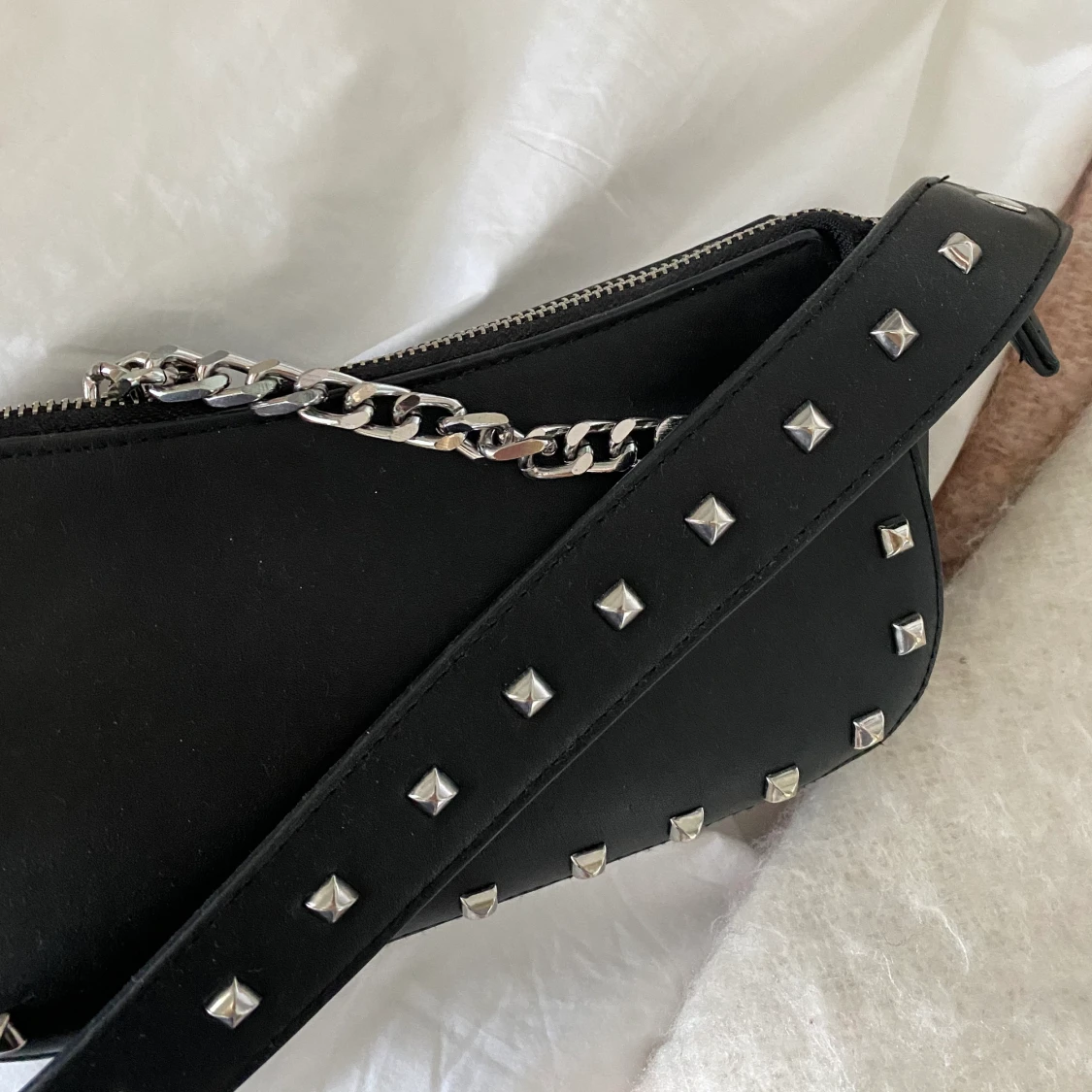 väska med nitar - 90