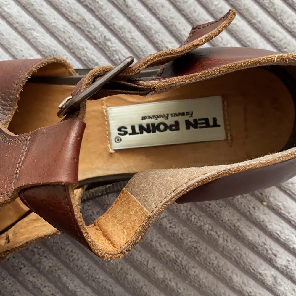 Finaste vintage sandalerna med spänne! Tänk en picknick på en äng med dessa skor och klänning med puffärmar,ja tack!💐✨ väldigt fint skick, inget att anmärka på!. Skor.