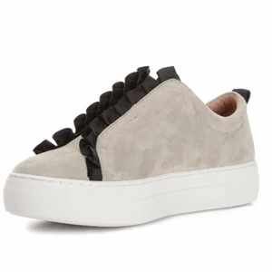 Sneakers - Säljer dessa sneakers från COBLER. Modellen ”anaheim sneakers volang”. De är endast använda 1 gång, som nya, därav priset. Sista bilden är min. Nypris 1000kr