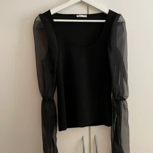 Svart blus  - Svart festlig blus från Nelly, oanvänd i storlek S🖤 40kr+frakt  