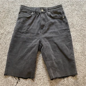 Gråa jeansshorts - Gråa jeansshorts från misslisibells kollektion med NA-KD. Väldigt bra skick!