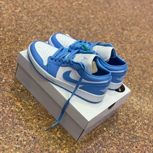 Jordan 1 Low UNC - Helt oanvända. 10/10 skick. Storleken är 42,5.