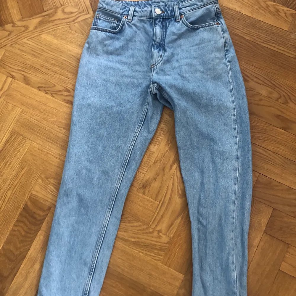 Så snygga Blå Monki Jeans, storleken är 27 som motsvarar 36/38. Modellen heter ”Kimomo” High relaxed. Säljer för att dem inte passar mig:( Hör gärna av er om ni har frågor t.ex som fler bilder.💞 549 kr på Asos hemsida. Jeans & Byxor.