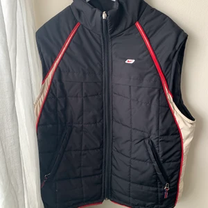 Puffervest - Superfin nike väst som är mörkblå med röda detaljer, vet ej om den är äkta 😄 lite sönder vid dragkedjan, kan skicka bild! Står att det är strl S men den är större! (budgiving om flera är intresserade, buda i kommentarerna)
