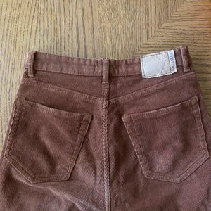 Bruna manchesterbyxor - Bruna manchesterbyxor, säljer pga lite för korta för mig, är 169 cm. Storlek 36. Liiite varmare färg än på bilderna. Frakt👇🏼