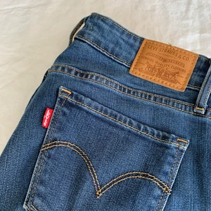 Levis bootcut  - Säljer Levis bootcut jeans i storlek 26. Byxorna är i färgen mörkblå. Säljer byxorna för att de inte har passat min stil och numera är för små för mig. Därmed är de nästan helt oanvända🤗 Nypris 1000 kronor  (bilden i mitten är ej min) 
