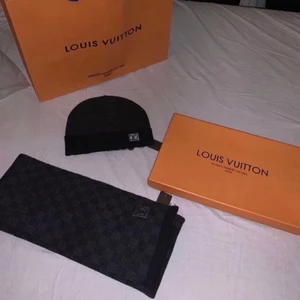 Lv mössa och halsdukk  - Helt oanvänd sett från Louis Vuitton, därför säljs dem billigt. Kopia, Ingen skillnad från äkta bara att en liten scan lapp saknas. Funkar för både killar/tjejer, one size.