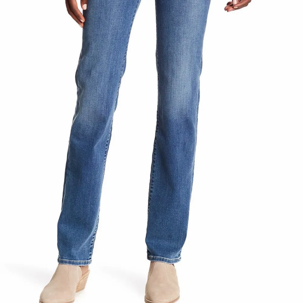 Säljer dessa Levi’s jeans i modellen 714 STRAIGHT i storlek W25 X L30. Köpta här på Plick men är i fint skick. Jag har endast använt dem en gång då de blev för små. Frakten ingår inte i priset. Kom privat för fler bilder.. Jeans & Byxor.