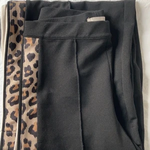  snygga breda kostymbyxor - Säljer dom här snygga byxorna då dom är för små för mig. De är köpta på h&m och använt max 5 ggr. bra passform💜