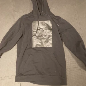 Calvin klein hoodie - Helt vanlig svart CK tröja med luva storlek S