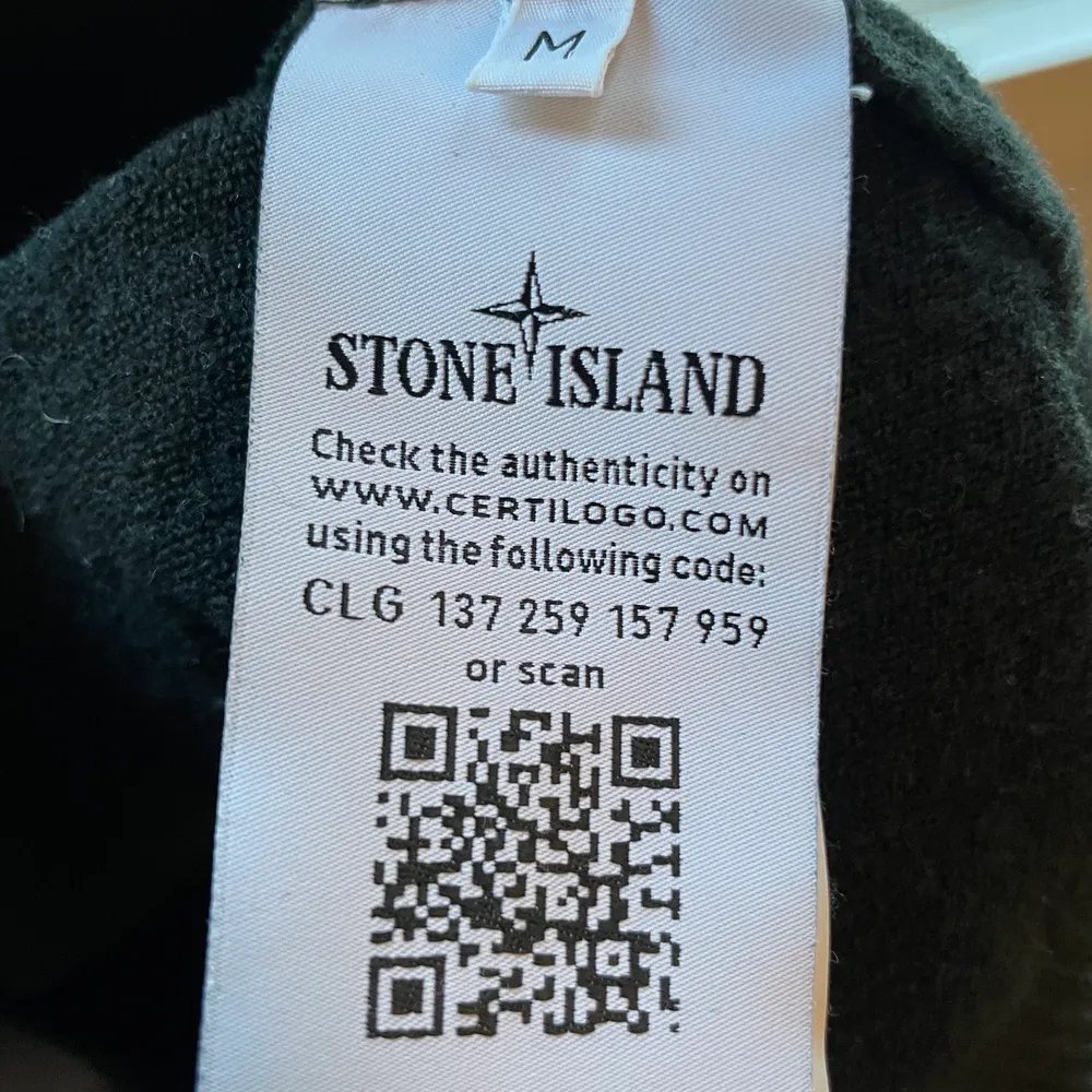 Säljer min mörkgröna Stone Island sweater då den sällan används. 10/10 i skick, size M och väldigt sann i storleken! . Tröjor & Koftor.