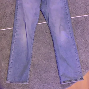 Levis 501 köpta från carlings - Ett par skit snygga levis 501 köpta från carlings, skick 9/10 har knappt använt dom och de är rätt så nya. Storleken är W31 L30. Väldigt bagy.