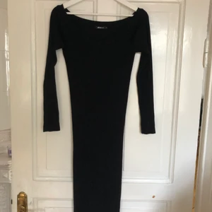 Längre tight klänning från Gina tricot!  - Ribbat tight klänning från Gina tricot med otroligt fin passform!