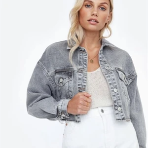 Grå croppad jeansjacka från Chiquelle   - Säljer min helt oanvända jeansjacka från Chiquelle i storlek 34. Den har tyvärr inte kommit till användning och är i väldigt bra skick. Köpt för 699kr och säljs för 200+frakt (köparen står för frakten)😊