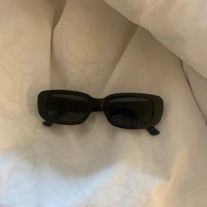 Säljer mina as coola solglasögon  - Dom är aldrig använd och säljer på grund av inte min still så dom är så gott som nya💞(Köparen står för frakten)