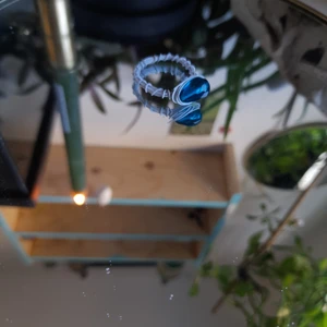 Handgjord ring med kristall pärla och vit ståltråd - Gjorde den för 1 dag sen.