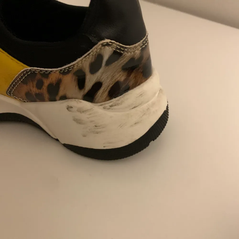 Gula/leopard sneakers i storlek 37. Använda fåtal gånger. Kan inte ha de längre eftersom de är för små för mig. Har fått små rispor. . Skor.