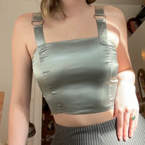 Skitsnygg Silky Topp! - Världens snyggaste topp från Urban Outfitters. Den är för liten för mig men hoppas den hamnar bra hos någon annan. 🧚🏼‍♀️