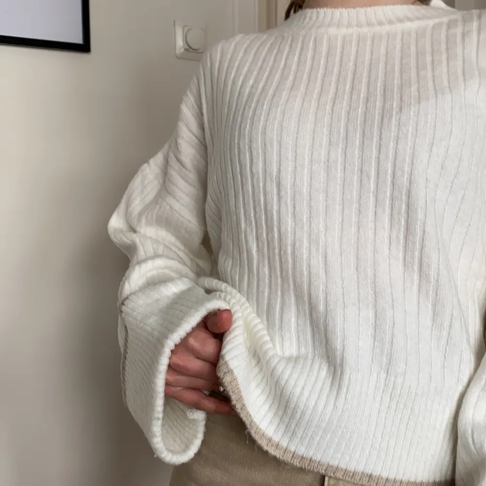 Dilvin knit vit och beige tröja! oversized passform! Bra skick och i storlek XS💞. Stickat.
