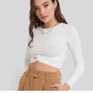Tröja, Knot detail long sleeve top från NA-KD  - Helt ny och oanvänd tröja från NA-KD. Köpte den för 249kr och säljer den för 125kr. Prislappen är kvar. 💓💓