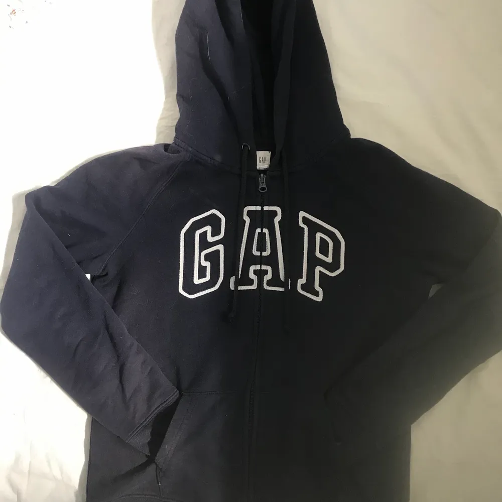 Skitsnygg mörkblå GAP hoodie köpt på secondhand. Nästintill oanvänd.. Tröjor & Koftor.