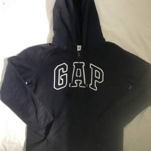 Skitsnygg mörkblå GAP hoodie köpt på secondhand. Nästintill oanvänd.