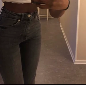 Utsålda Zara jeans  - Jättefina och bekväma gråa Zara jeans med slits. Helt oanvända. Nypris 349, säljer för 225kr🤍