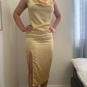 Guld Satinklänning - Använd en gång, från prettylittlething
