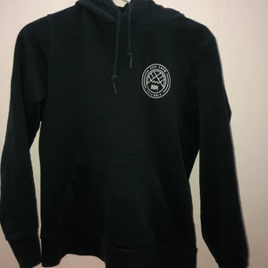 Dope Hoddie  - Säljer min Dope hoddie då det inte är min still riktigt längre, det är i jätte fint stick och inga skador på nått tyck. I stolek S. Inköpt för 599 men säljs för 350kr + frakt. skriv i DM eller kommentarerna om du undrar något:)