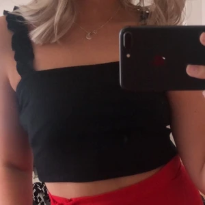 Linne - Säljer det här fina linnet som inte längre kommer till användning. Linnet är egentligen lite längre och slutar nedanför naveln precis där magen slutar men jag brukar vika upp de som på bilden🥰 skriv privat för fler bilder👏🏻 80kr+frakt 