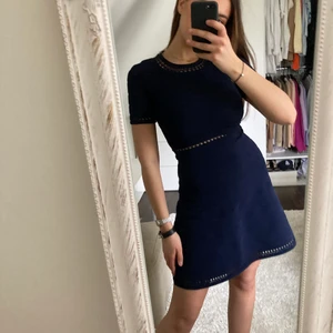 Sandro klänning  - Marinblå stickad sandro klänning. Perfekt till lite finare tillställningar eller en vanlig sommar dag. Den formar kroppen så fint och är så bekväm. Säljs till högsta bud + frakt 