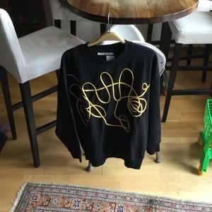 Söt och unik tröja - I mycket bra skick och sitter som över Size.Finns fler bilder 