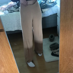 Zara tygbyxor - Jätttesköna mjukisbyxor från zara, köpta i höstas och har inte kommit till användning. Lite större än vad storleken säger så om du har M i vanliga fall passar de nog jättebra!❣️