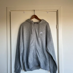 Nike kofta - Nike kofta i fint skick, stl XL❣️ säljes då den ej kommer till användning längre. Köparen står för frakten!