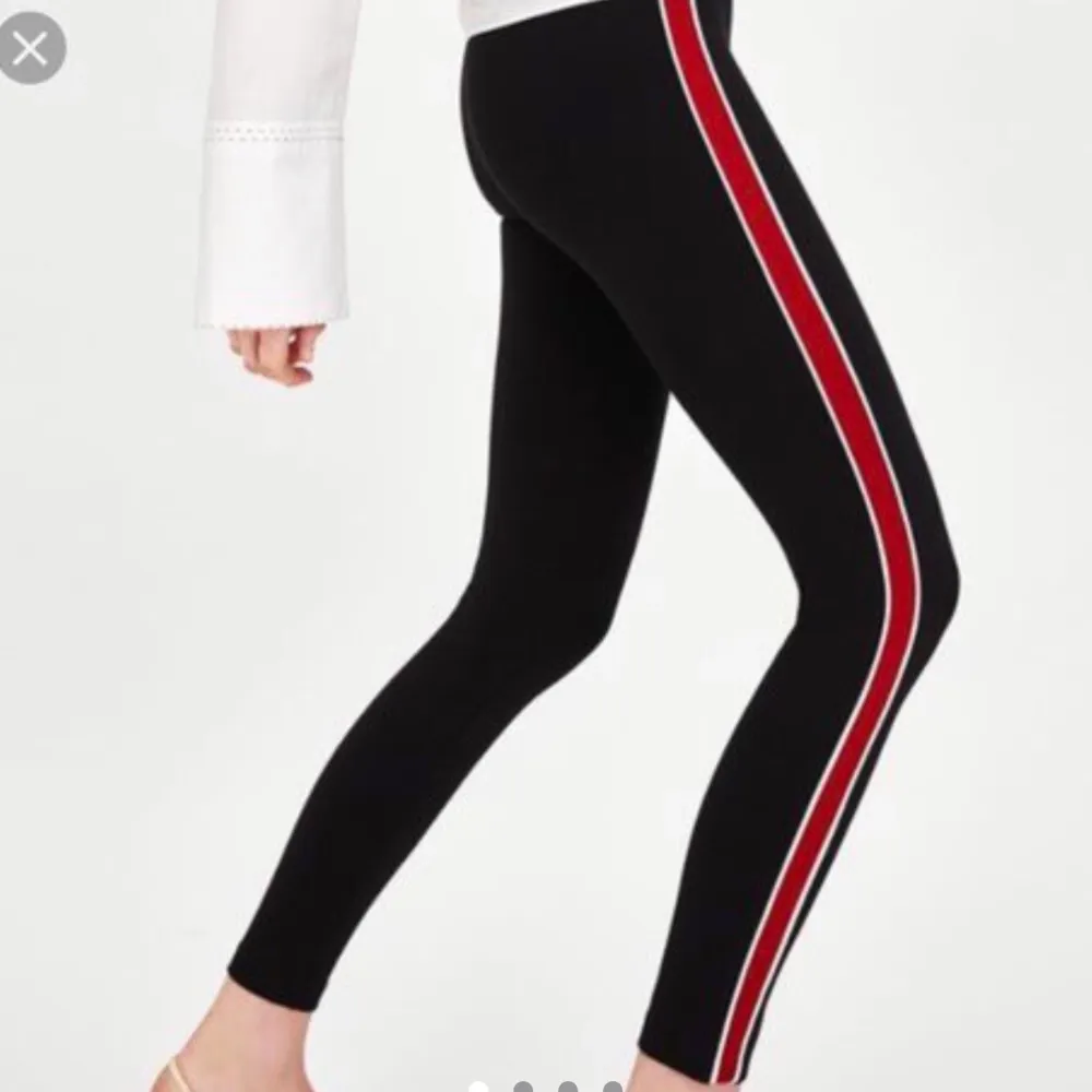 Snygga hållbara/tjocka leggings med röda ränder på sidan av bena. Stretchband! Köpta på Zara, aldrig använda! Nyskick. Strl L.. Jeans & Byxor.