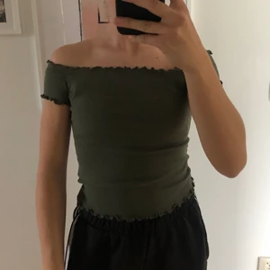 Grön off shoulder topp - Grön off shoulder topp som tyvärr inte kommer till användning, den är i väldigt bra skick. Köparen står för frakt.