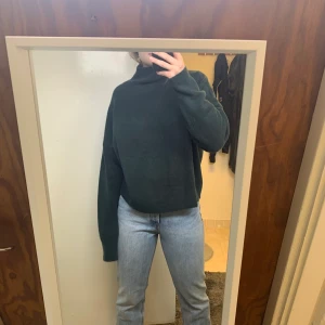 Stickad grön tröja  - Stickad tröja som är större/fladdrig vid armarna och polo,, strl M 
