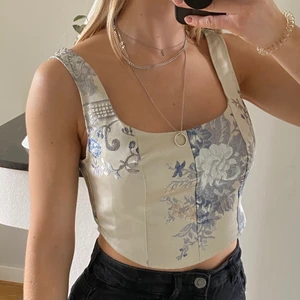 Bustier top - En jacquardvävd bustier ifrån Missguided. UK8 (eu36). Aldrig använd. Försluts med en dragkedja i ryggen.