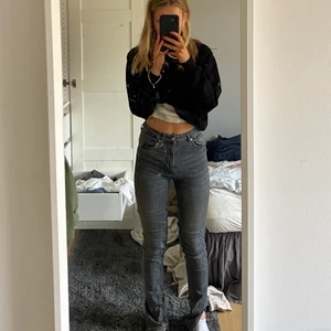 Slits jeansen från zara - Det populära slitsjeansen lite små för mig! Även lite slitna därav priset!💕 men det slutna är inget som syns!